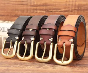 Cintura in vera pelle vintage da uomo con fibbia ad ardiglione in ottone e cuciture.