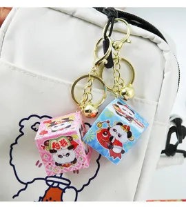Schattige panda Rubiks kubus sleutelhanger detail, cartoon nieuwjaar rugzak hanger accessoire.
