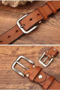 Detailopname van vintage bruine lederen riem met stevige metalen gesp en stiksels.