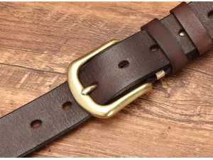 Cintura da uomo in vera pelle vintage con fibbia ad ardiglione in ottone e dettagli.