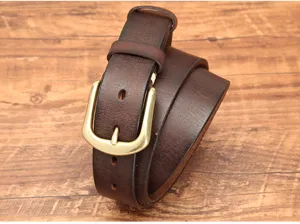 Primo piano dettagliato della cintura in pelle marrone retrò con fibbia in ottone.