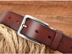 Nahaufnahme eines Vintage Echtleder Herrengürtels mit robuster Metallschnalle für Alltag.