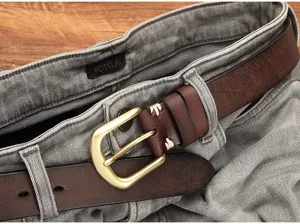 Cintura classica vintage da uomo in vera pelle con fibbia in ottone, dettaglio jeans.