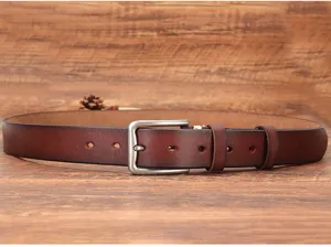 Detailaufnahme eines braunen Herren-Ledergürtels mit klassischer Schnalle und Rindsleder.