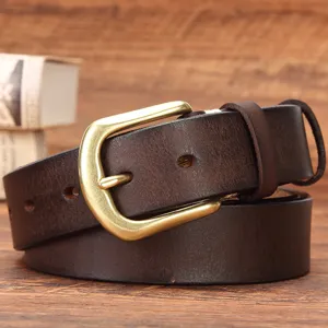 Cintura da uomo in vera pelle vintage con fibbia ad ardiglione in ottone classico.