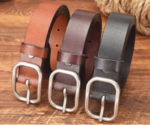 Primer plano de tres cinturones de cuero auténtico para mujer en marrón y negro.