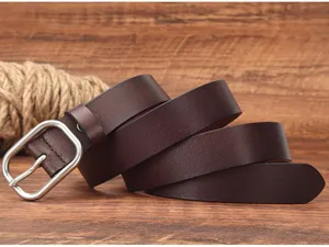 Vista detallada del cinturón de cuero marrón oscuro vintage para mujer con hebilla de metal elegante.