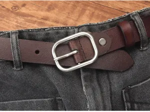 Detalle de un cinturón de cuero marrón para mujer con hebilla de pasador plateada.
