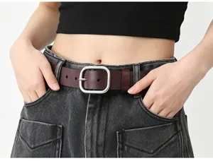 Primer plano del cinturón retro de cuero genuino para mujer con hebilla cuadrada plateada.