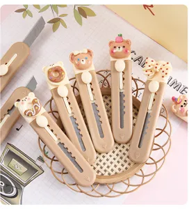 Gros plan détaillé de mini cutters mignons au design de dessin animé avec ours et nœud.