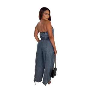 Vista dettagliata della tuta in denim senza spalline, pantaloni larghi casual lavaggio blu vintage.