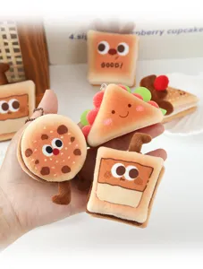 Détail de porte-clés en peluche rembourrée montrant de mignons pendentifs de biscuits.