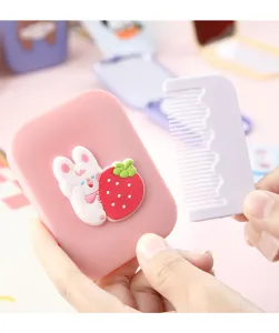 Mignon miroir de maquillage pliable portable avec peigne, design lapin et fraise de dessin animé.