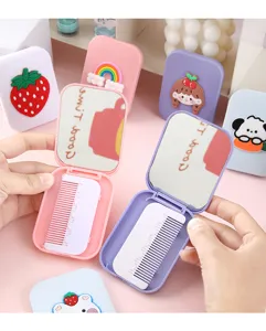 Miroir pliant mignon et mini peigne avec des motifs de dessin animé adorables, compact et portable.