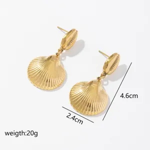 Detalle de pendientes colgantes de concha dorada, tamaño 4.6x2.4cm y elegante diseño metálico.