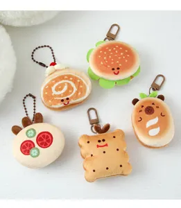 Vue détaillée de porte-clés en peluche alimentaire mignons avec burger et gâteau.