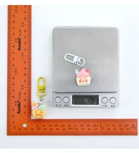 Vue détaillée du joli pendentif porte-clés sundae de dessin animé, affichant taille et poids.