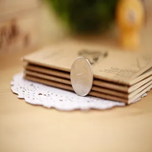 Gros plan de carnets vintage empilés en papier kraft avec pièce pour échelle, vue détaillée.