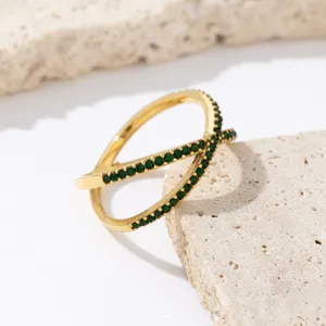 Elegante anillo cruzado chapado en oro con brillantes piedras de circonita verde moda