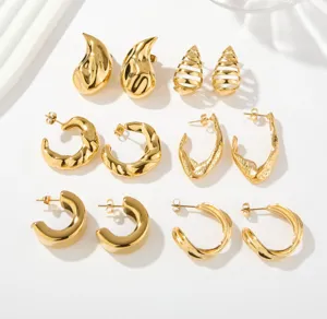 Detailansicht des klobigen Gold-Ohrring-Sets mit geometrischen Tropfen und Twist-Designs.
