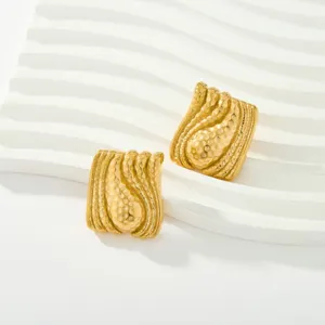 Boucles d'oreilles clous géométriques martelées plaquées or 18k chic pour femmes bijoux