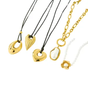 Exquisito collar con colgante de perlas falsas de flores de acero inoxidable bañado en oro 18K