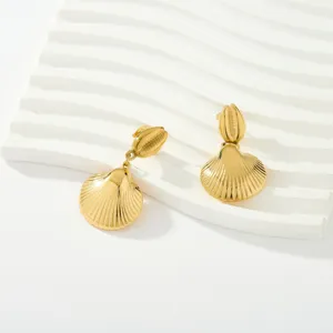 Pendientes colgantes de concha en acero inoxidable dorado con textura martillada detalle.