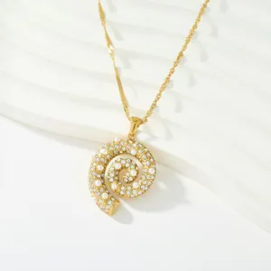 Exquisito collar con colgante de concha perla diamantes de imitación chapado en oro.