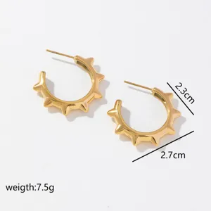 Vista detallada pendientes de aro punk de acero dorado, tamaño 2.7cm y peso de 7.5g.