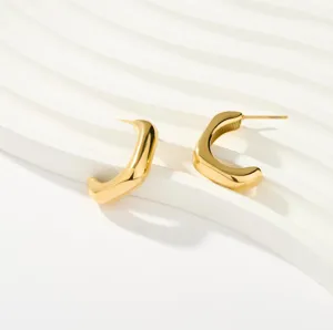 Elegantes pendientes geométricos en forma de c de acero inoxidable bañado en oro