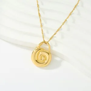 Colgante de collar con candado de concha dorada detalle, joyería de acero inoxidable.