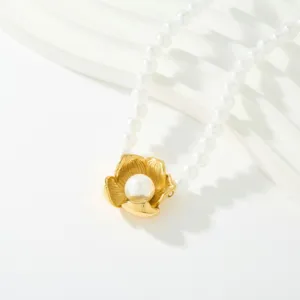 Exquisito collar con colgante de flor de perla artificial y acero dorado detalle.
