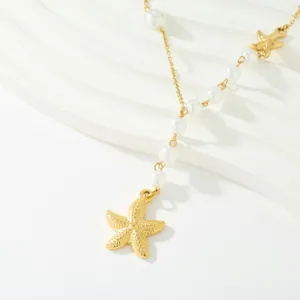 Vue de détail du collier en Y avec perles et pendentif étoile de mer plaqué or.