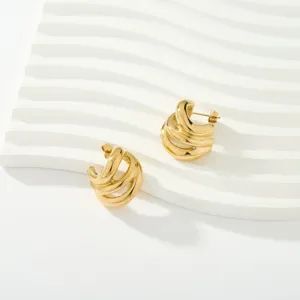Pendientes de aro grueso chapados en oro multicapa, detalle de estilo punk elegante.