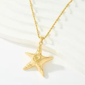 Exquisita collar con colgante de estrella de mar dorada con cadena de cuerda elegante.