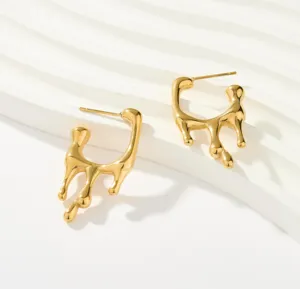 Pendientes de aro fluidos e irregulares dorados, joyería chic minimalista moderna.