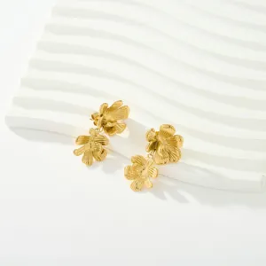 Elegantes pendientes colgantes de acero inoxidable bañado en oro 18k con flores en capas.