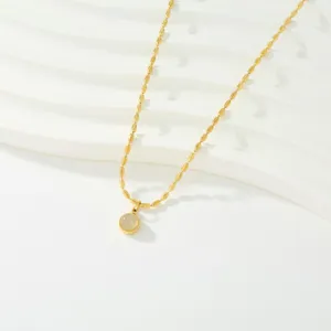 Collar de cuentas doradas con pequeño colgante de circonita blanca, elegante y versátil.