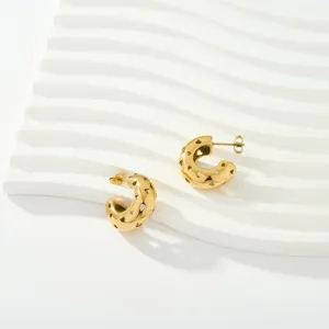 Pendientes de aro grueso chapados en oro con diseño de corazón hueco, estilo muy moderno.