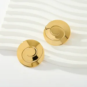 Elegantes pendientes de tuerca geométricos en espiral dorados, perfectos para el día a día.