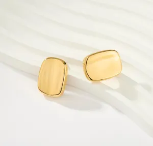 Elegantes pendientes geométricos rectangulares dorados, acabado pulido, vista detallada de moda.
