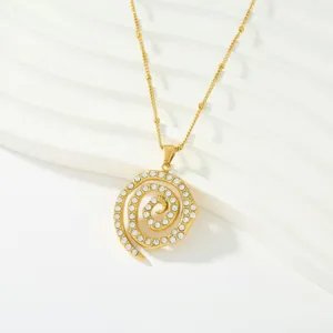 Collar con colgante de espiral de caracol de acero inoxidable dorado con pedrería brillante.