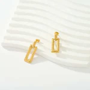 Pendientes colgantes geométricos texturizados en acero inoxidable bañado en oro de 18K.