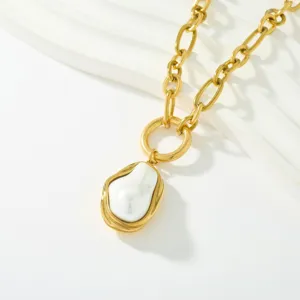Collar de cadena gruesa chapado en oro con colgante perla falsa irregular joyería de moda detalle