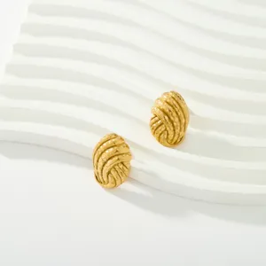 Boucles d'oreilles clous dorées martelées acier inoxydable plaqué or 18k bijou chic détail