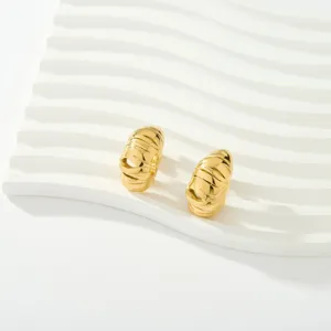 Pendientes de aro C gruesos de acero inoxidable dorado con diseño de rayas texturizado.