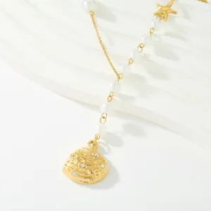 Vue détaillée d'un collier style marin en acier inoxydable plaqué or 18k, perles et coquillage.