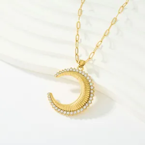 Vista de detalle cercana del hermoso colgante collar de luna de concha con pedrería.