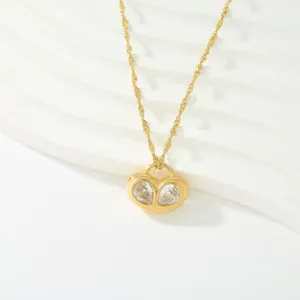 Collar con colgante de candado de circonita dorada, vista de detalle elegante y chic.