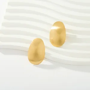 Pendientes ovalados dorados cepillados mate minimalistas, elegantes pendientes geométricos.